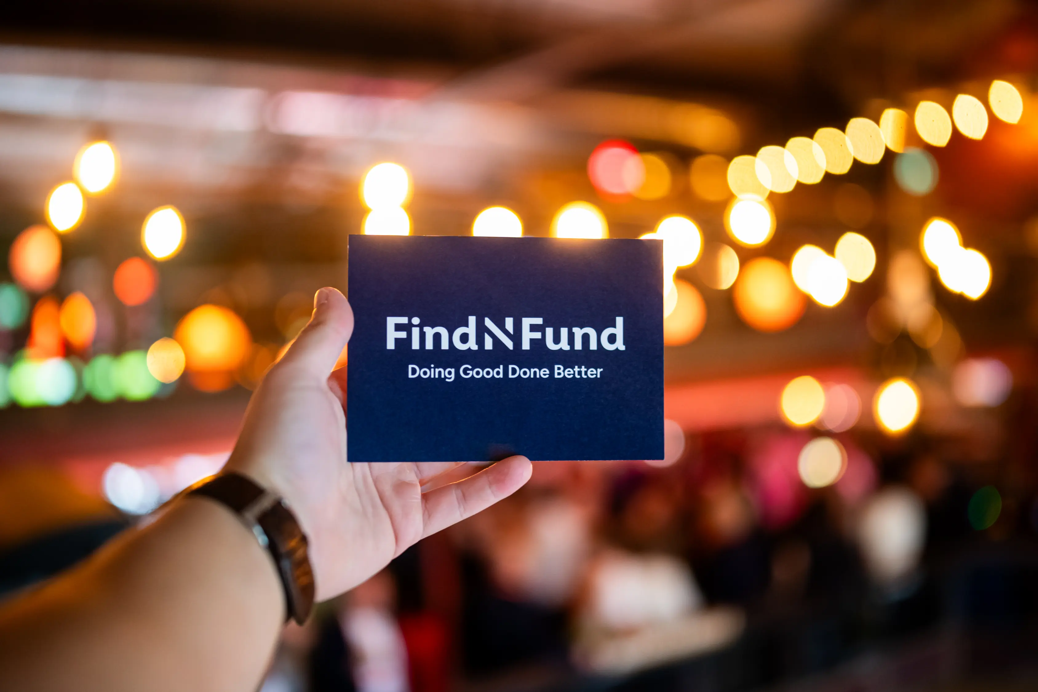 Een portretfoto van het FindNFund visitekaartje wat wordt vastgehouden