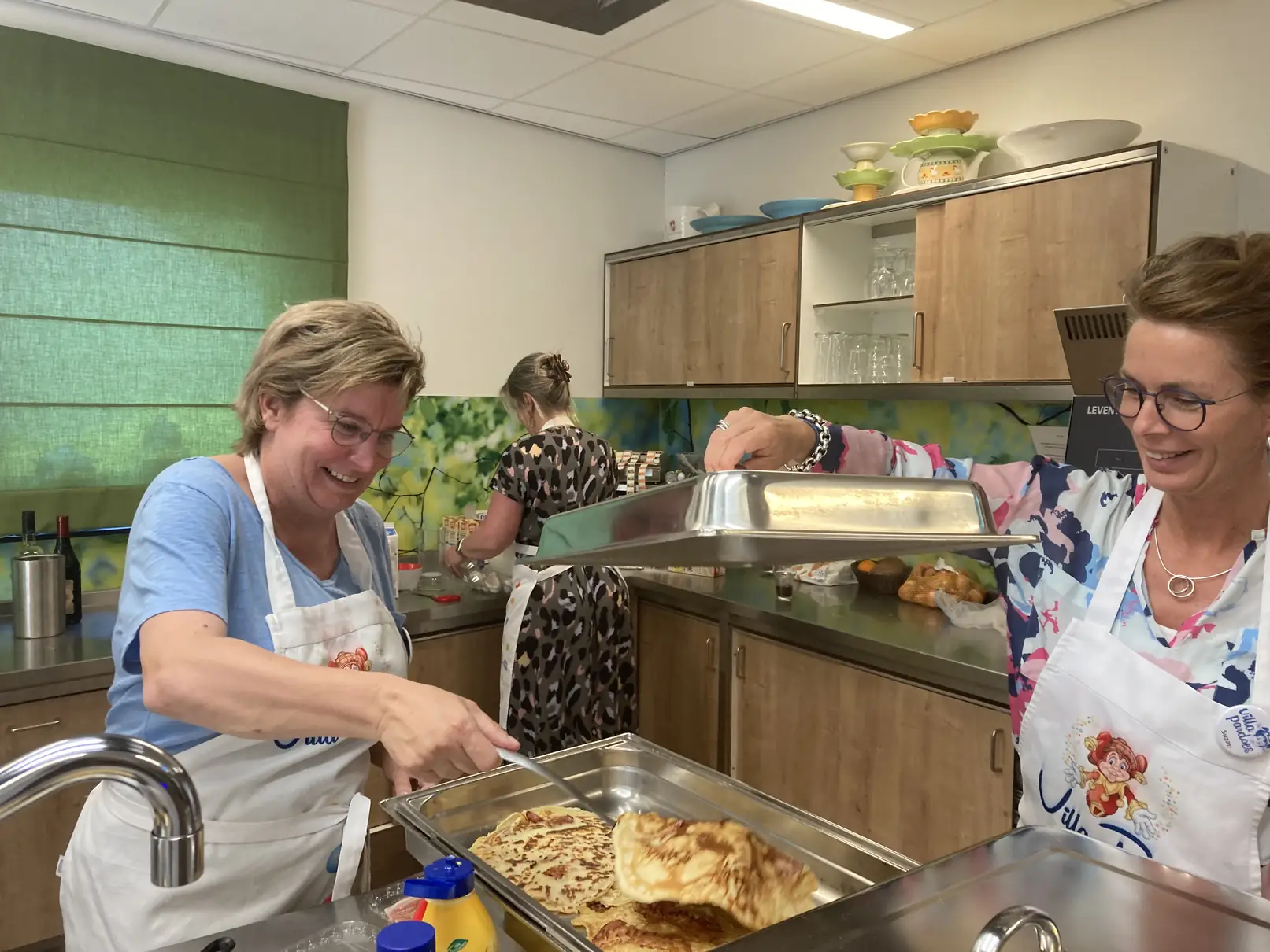 Vrouwen van de Catharina Foundation maken pannenkoeken