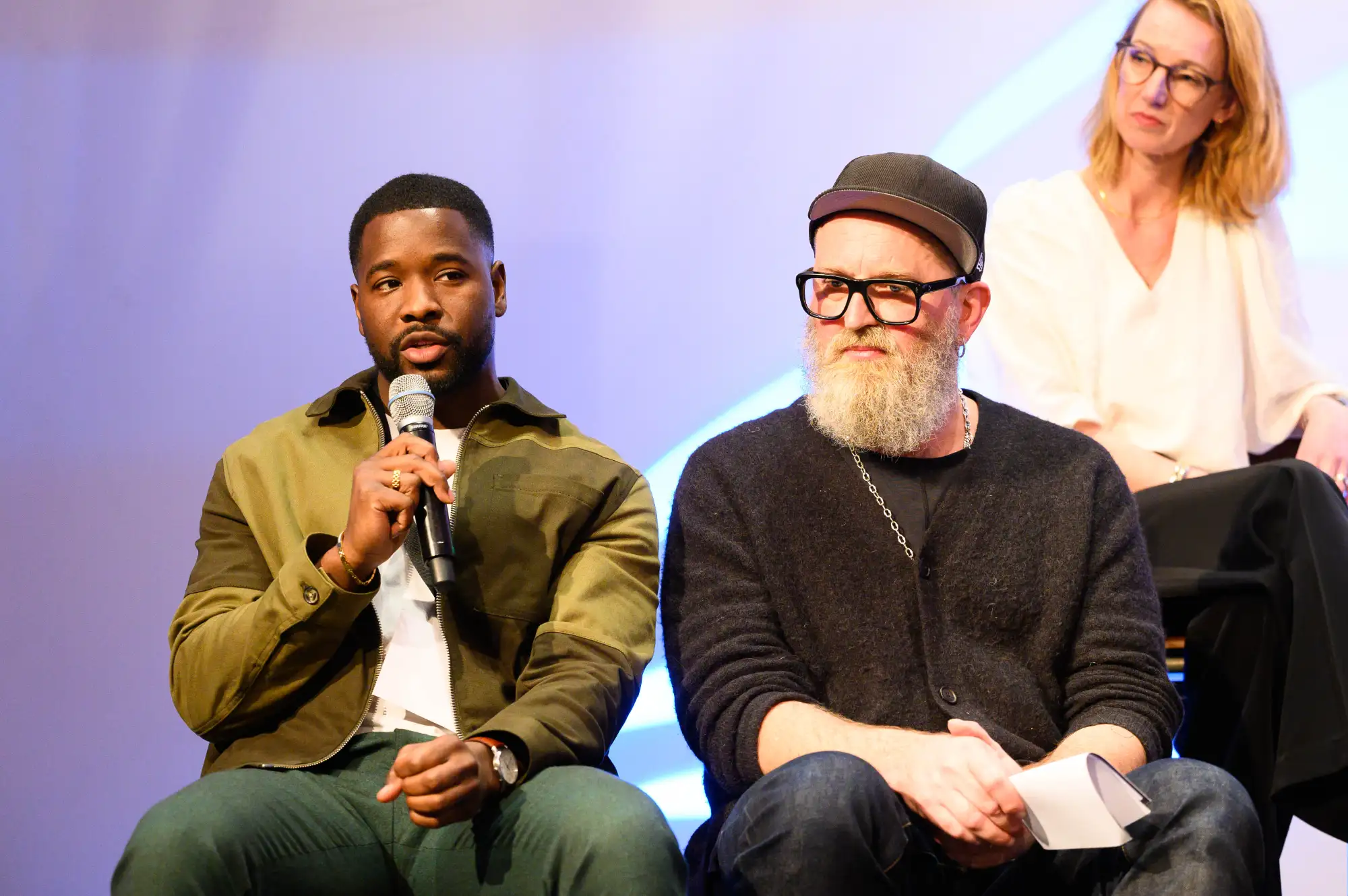 Gordon Sana, founder van het culture capital fund spreekt in een microfoon