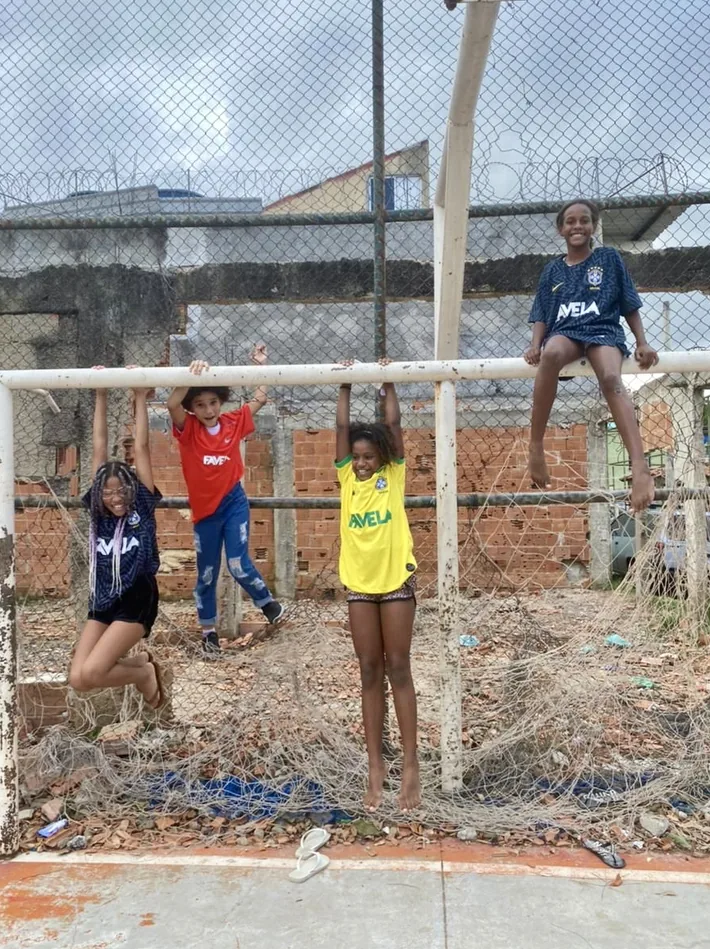 Een foto van kinderen die spelen bij een voetbal doel op een straatvoetbalveld in Rio de Janeiro