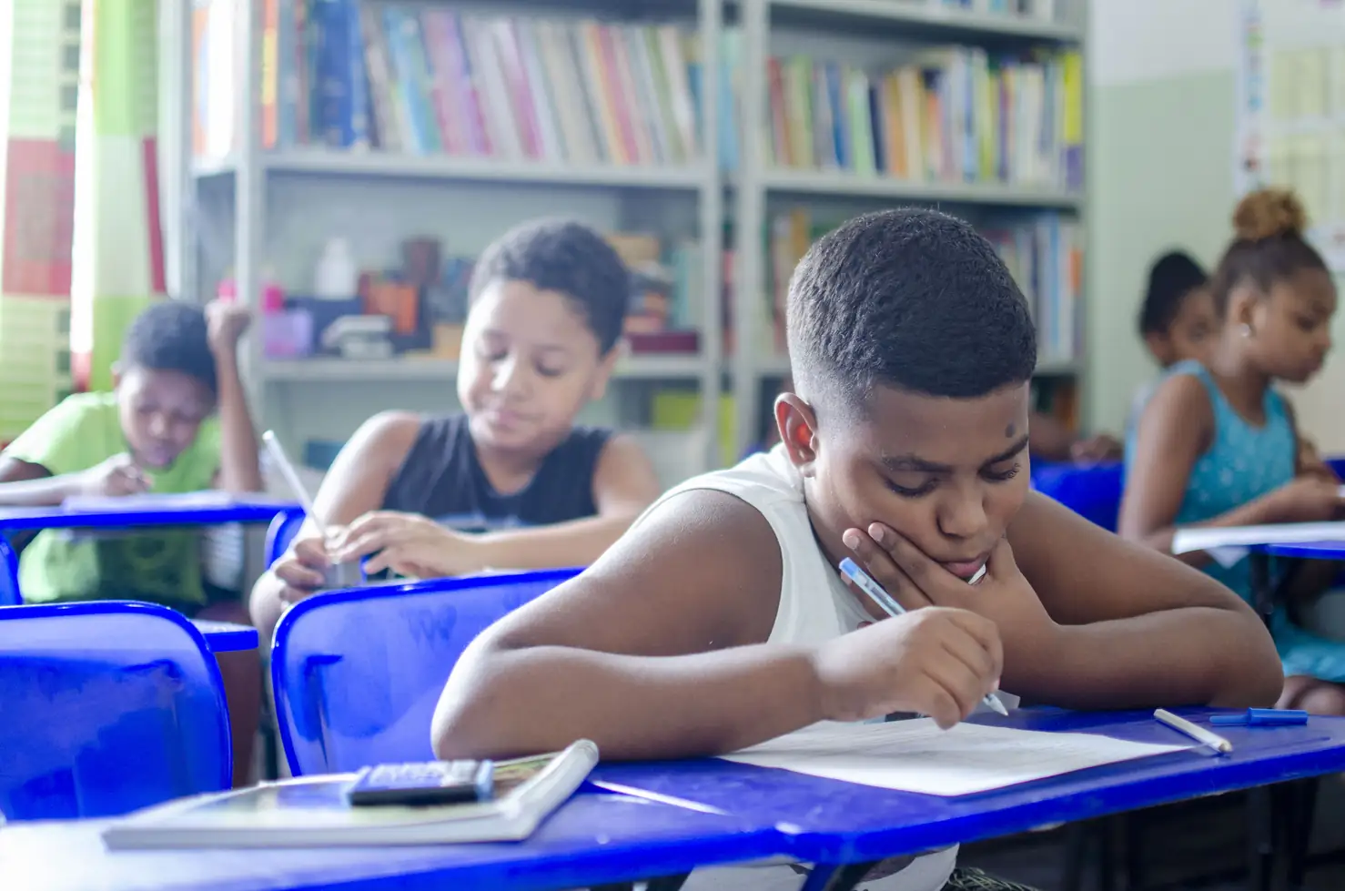 Een foto van een klasruimte waar kinderen individueel aan het werk zijn