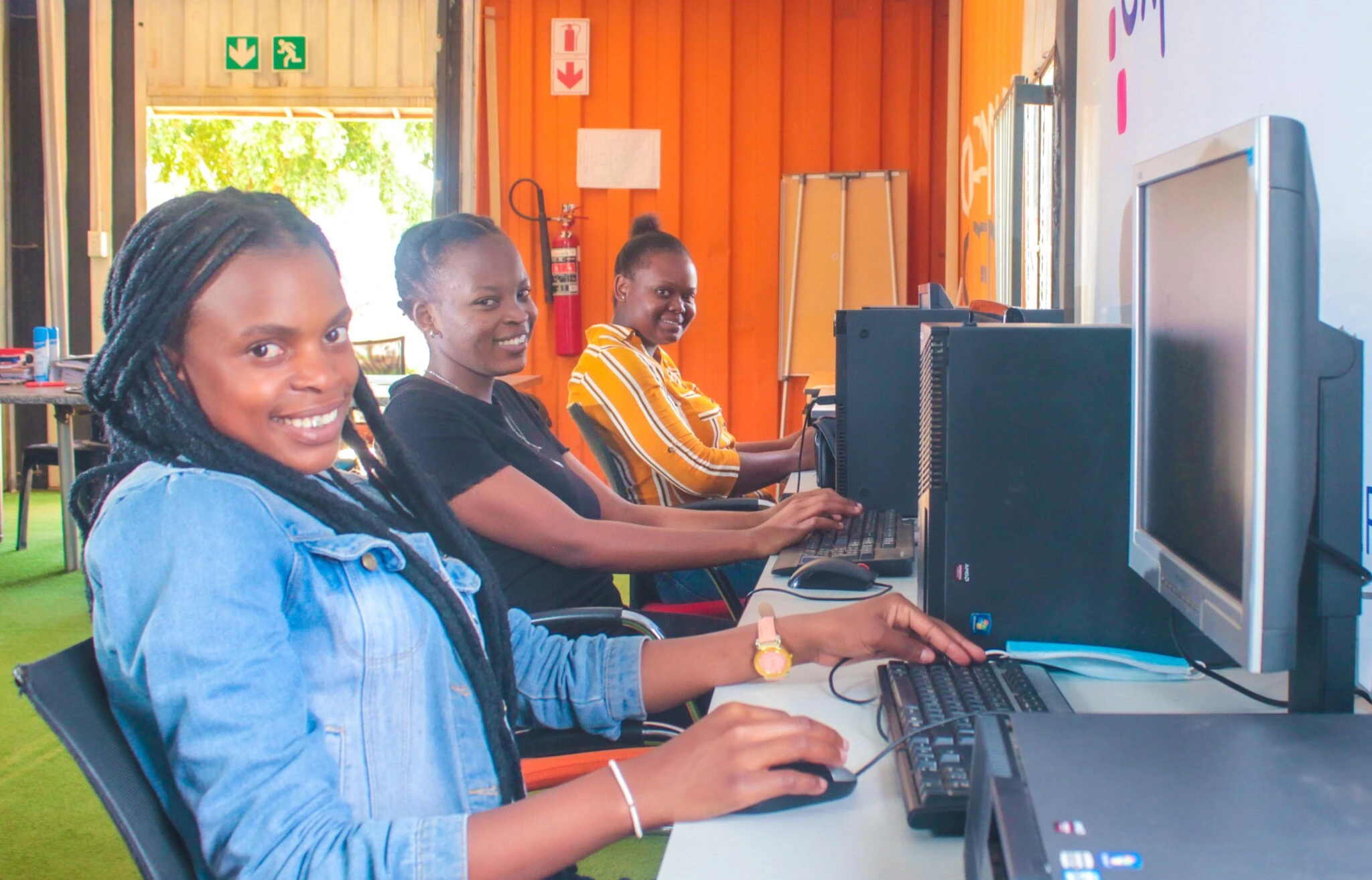 Zuid-Afrikaanse vrouwen achter computers en werken voor Rhiza