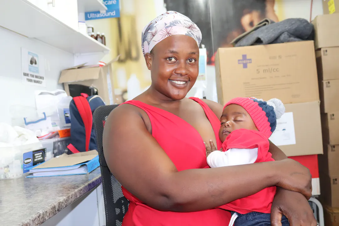 Bezoeker van de gezondheidskliniek van Rhiza in Zuid-Afrika met haar kindje 