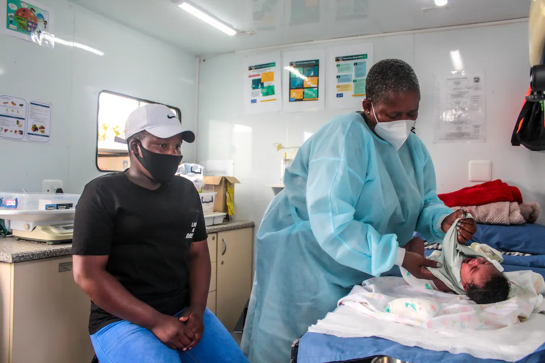 Zorg voor de allerkleinsten in gezondheidskliniek van Rhiza in Zuid-Afrika