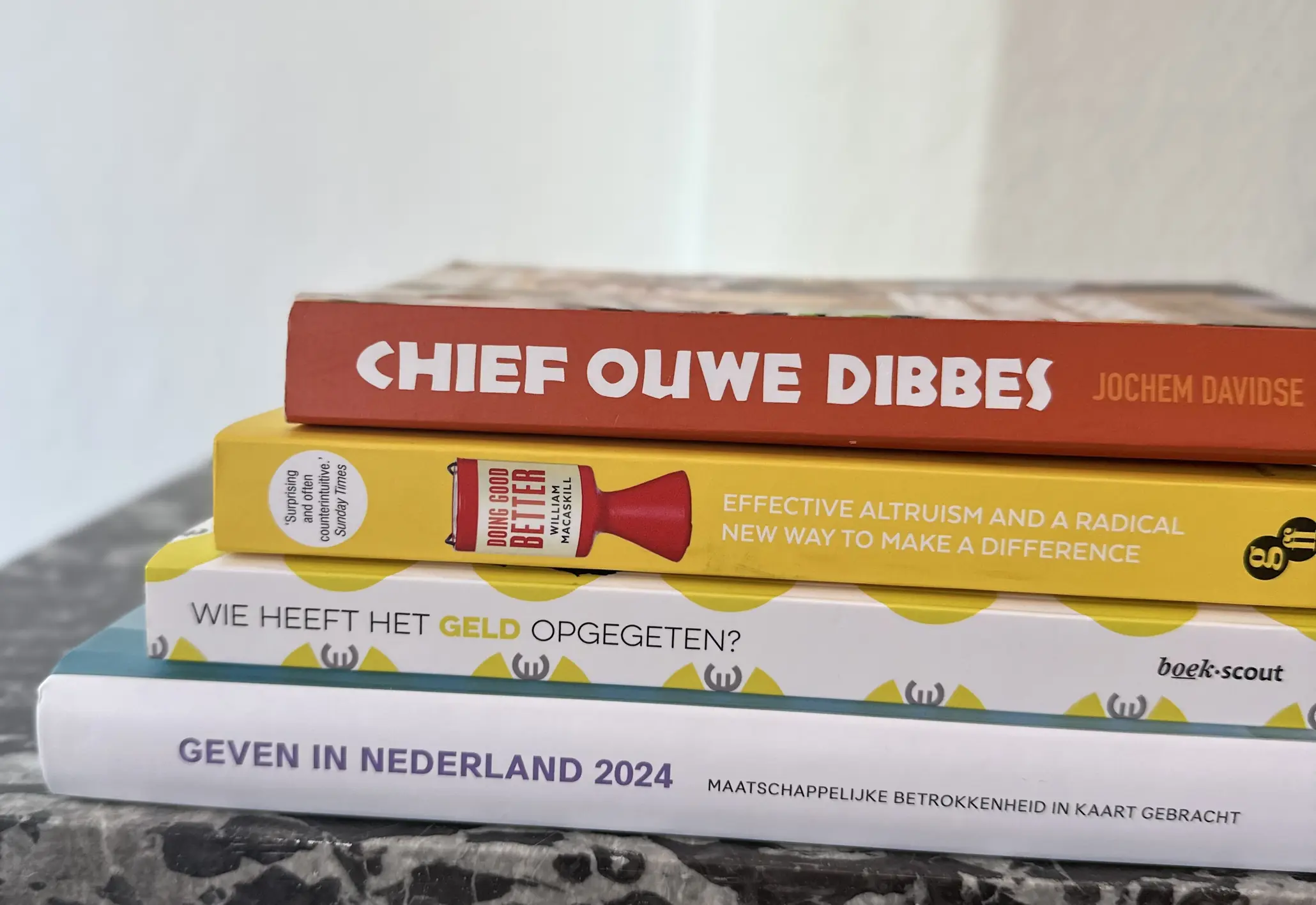 Stapel met filantropie boeken
