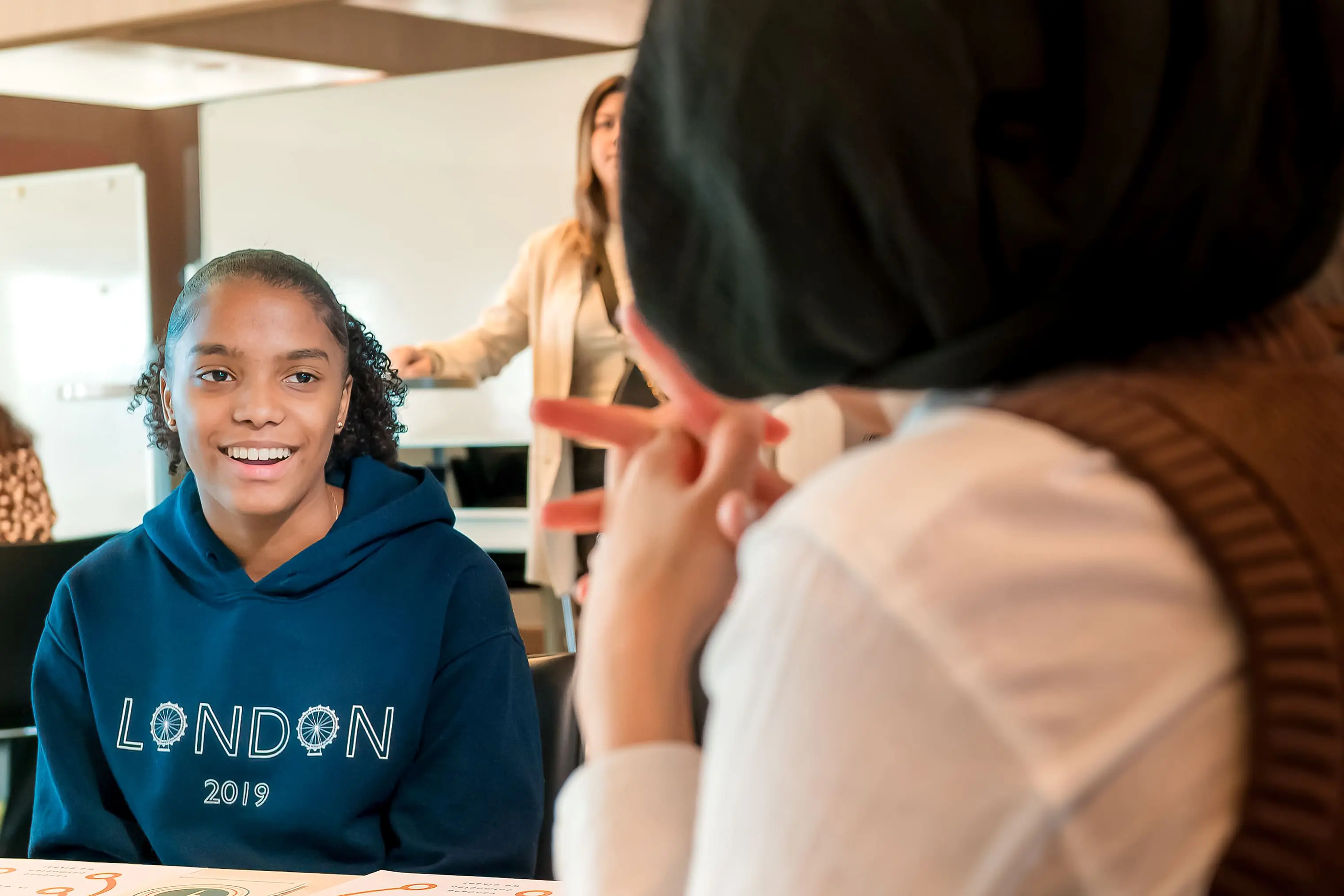 Samira in gesprek met haar carriere coach over belangrijke studie keuzes. 