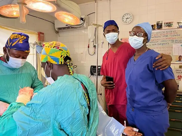 Het medisch team tijdens een uitvoering van een operatie