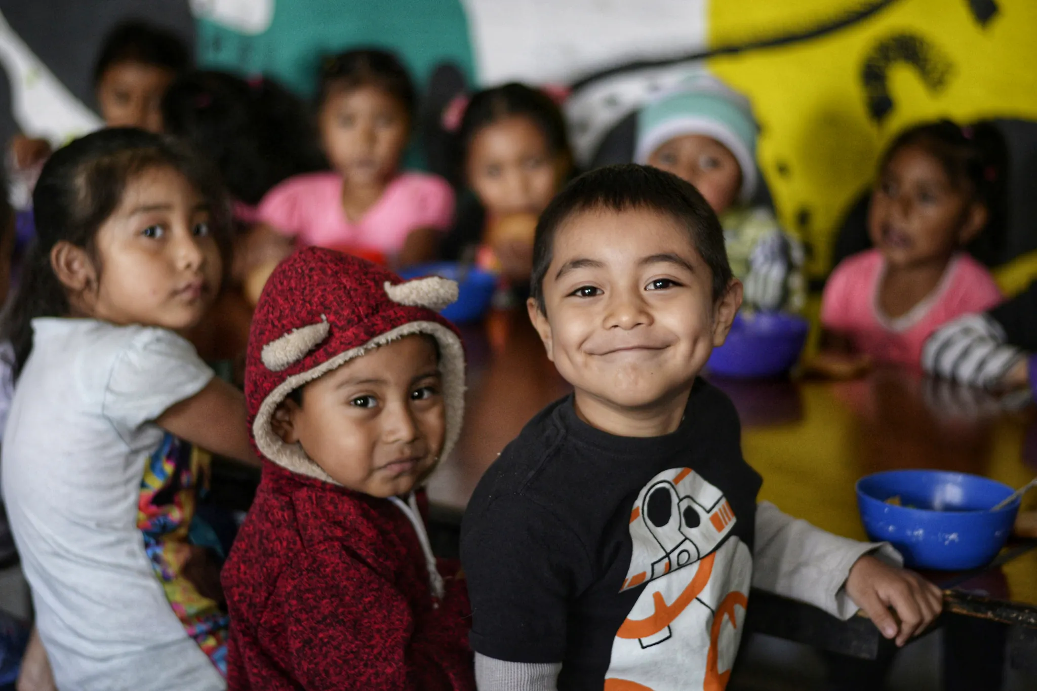 Schoolkinderen tijdens de lunch op een school van Niños de Guatemala