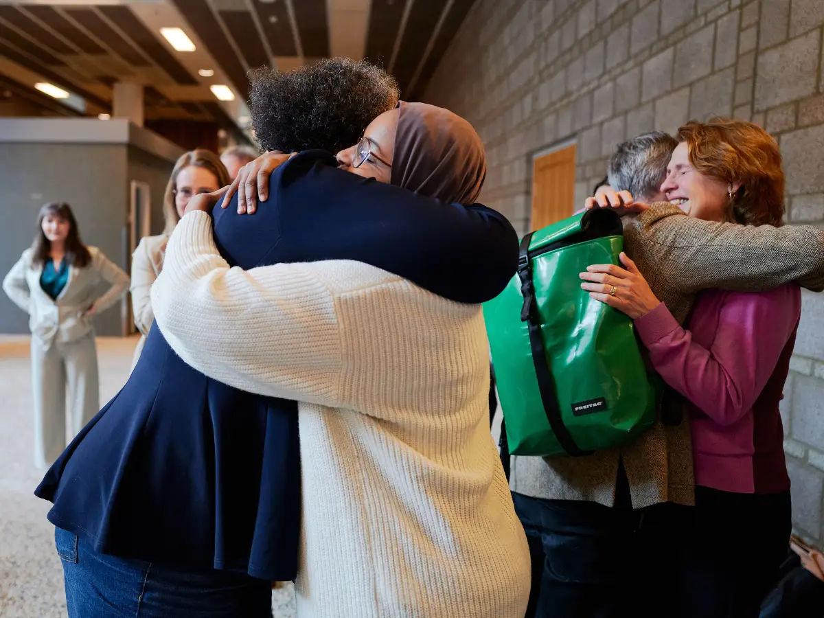 Opluchting en blije gezichten na uitspraak van de rechtbank