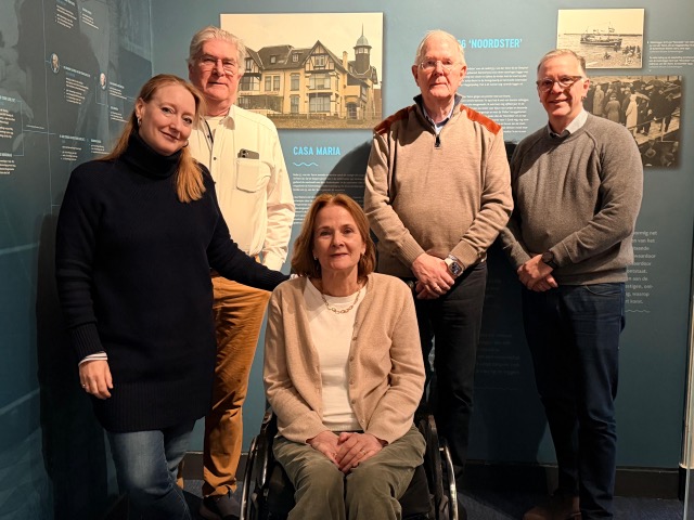 Foto van het bestuur van Stichting van der Toorn, gemaakt in de Van der Toorn kamer in Muzee Scheveningen.