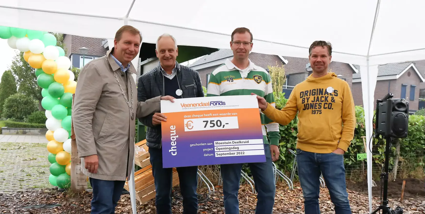 Stichting VeenendaalFonds geeft een cheque aan Moestuin Deelkruid