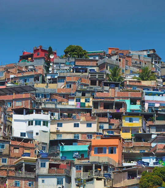 Kleurrijke huizen in een favela in Rio de Janeiro