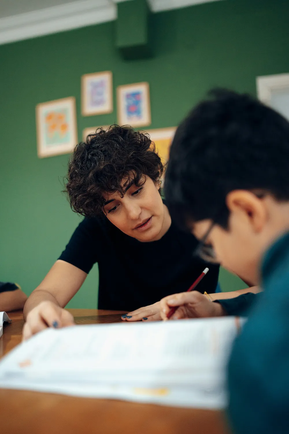 Kinderen helpen elkaar in een klas