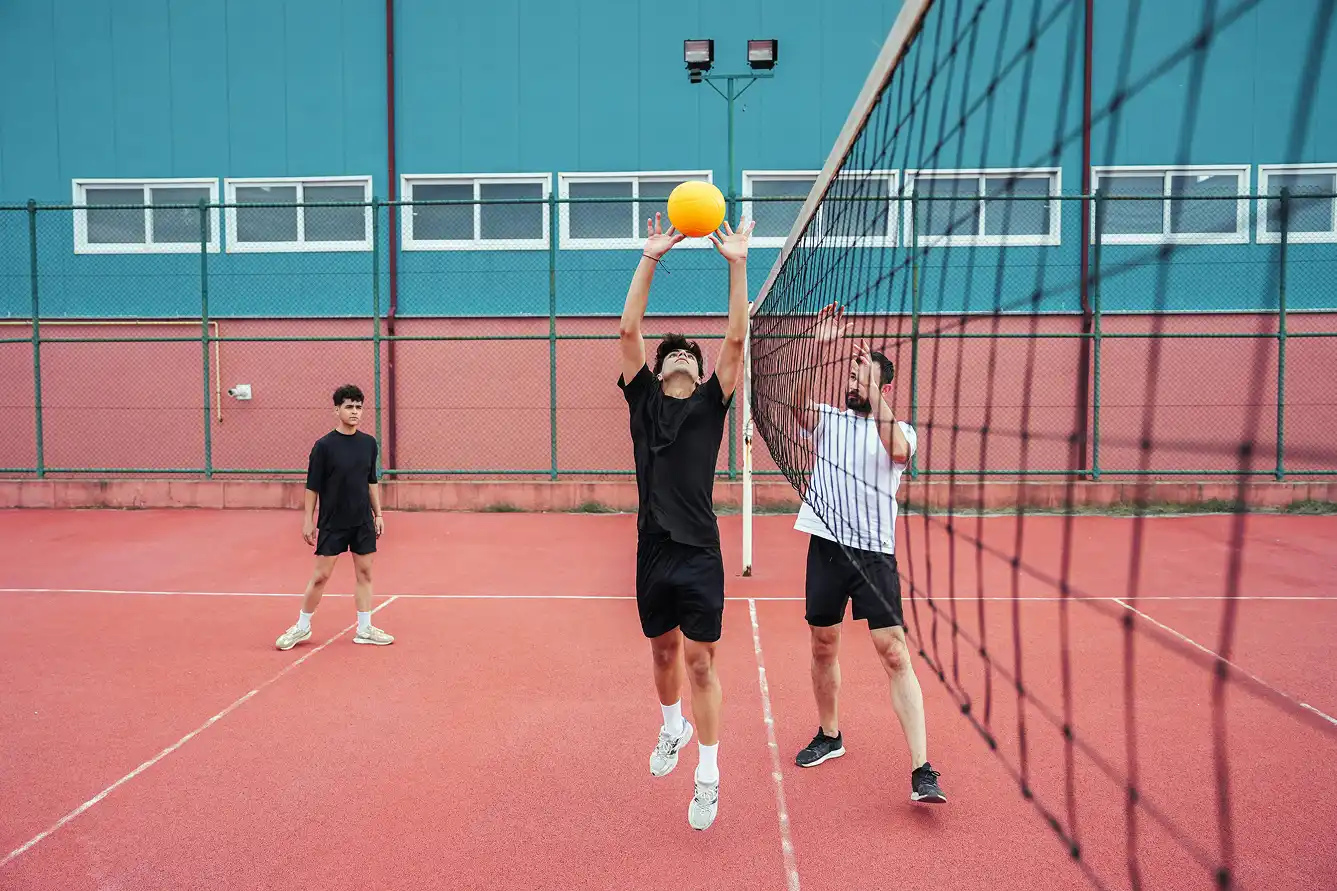 Jongens aan het volleyballen