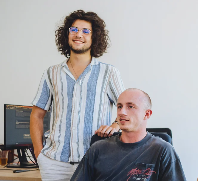 Foto van Marc en Guus op kantoor