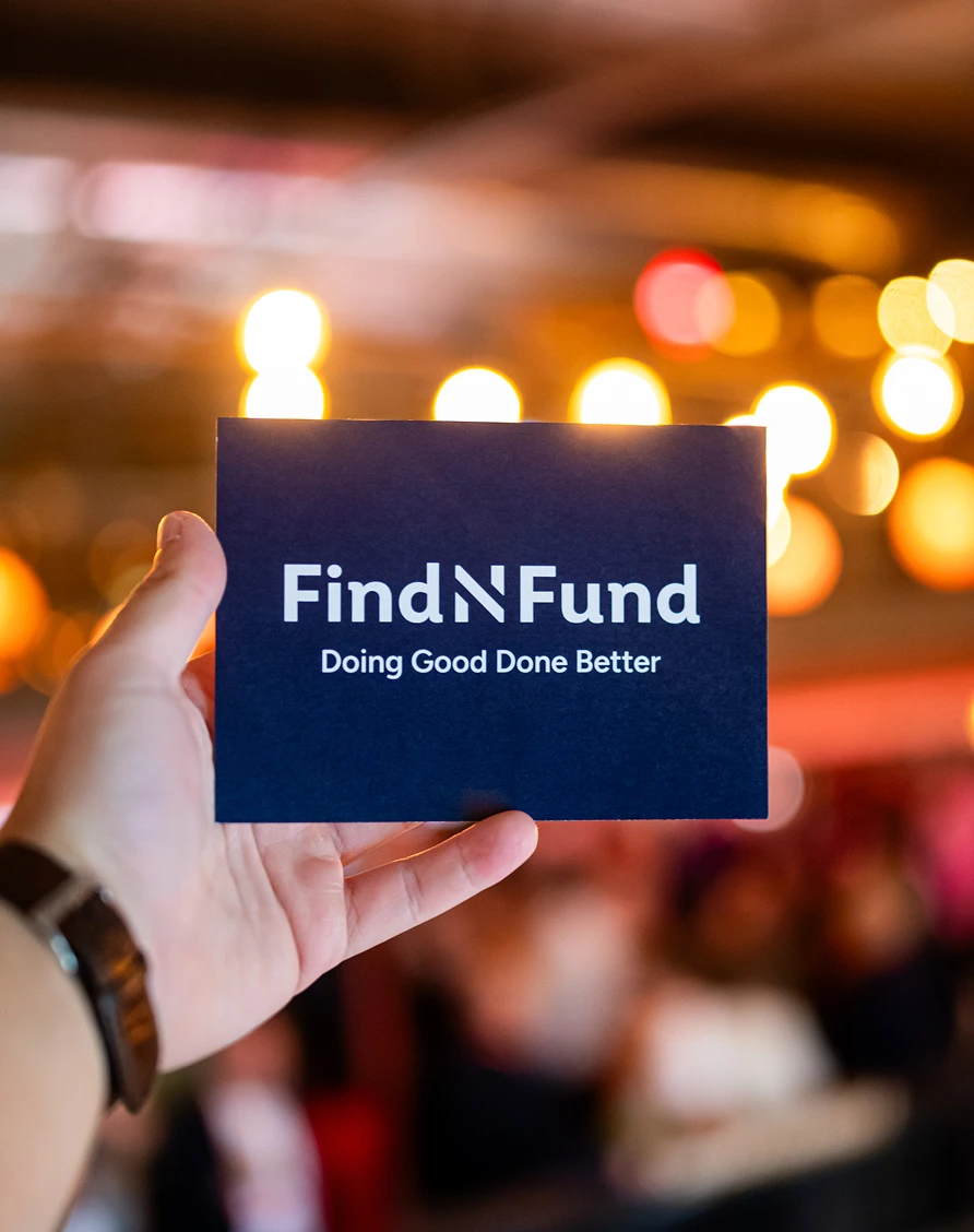 Een hand die een FindNFund kaart vasthoudt