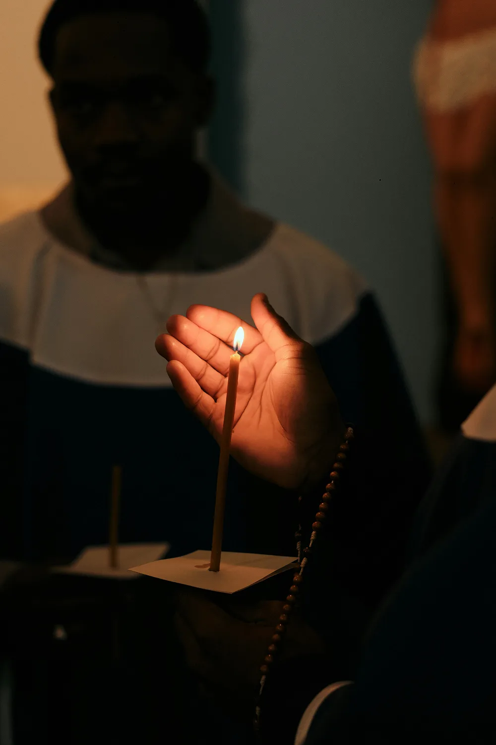 Een kaars in een donkere omgeving